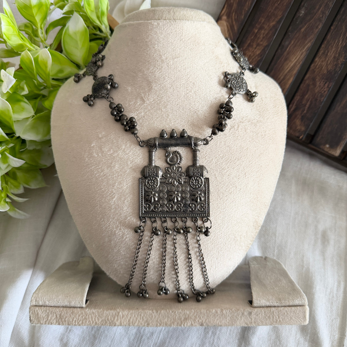 Black polished long necklace TSV185