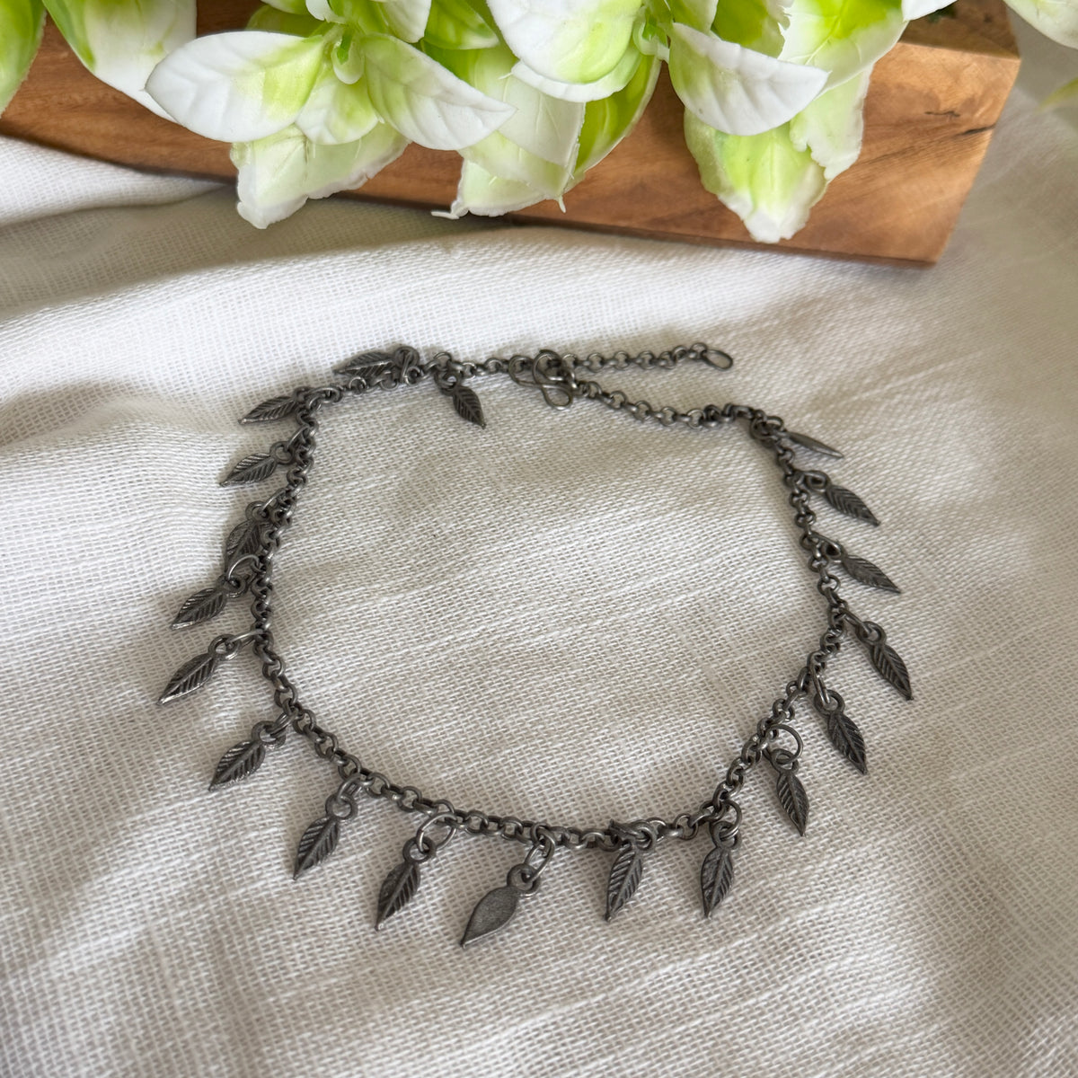 Black polished hangings choker TSV678